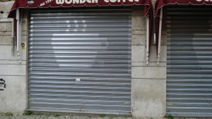 Serranda antitaglio in ferro personalizzata per attività commerciale a Roma