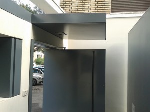 Cancello pedonale in ferro per ufficio privato a Roma progettazione Westway Architects